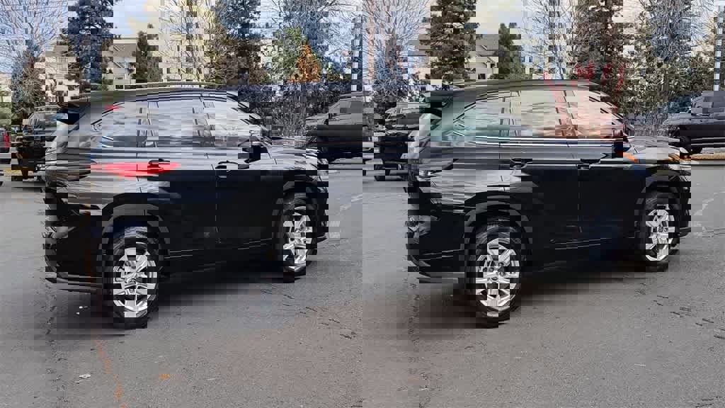 Used 2022 Toyota Highlander LE image 9