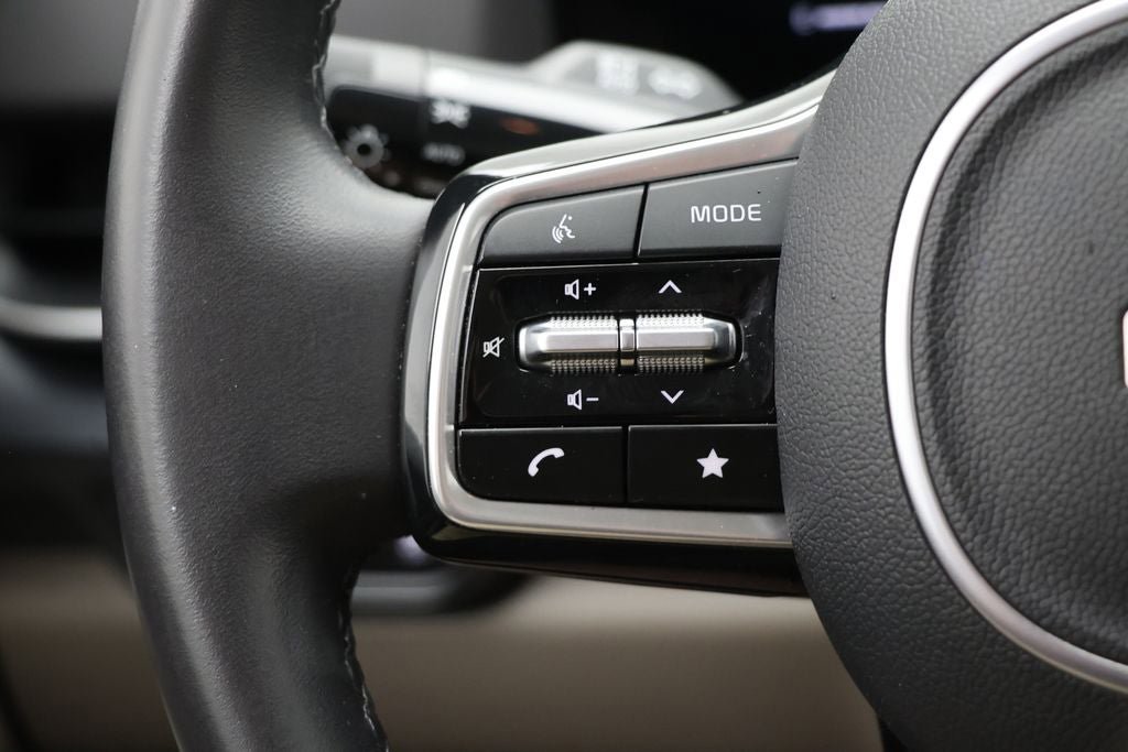 Used 2025 Kia Carnival FWD image 18
