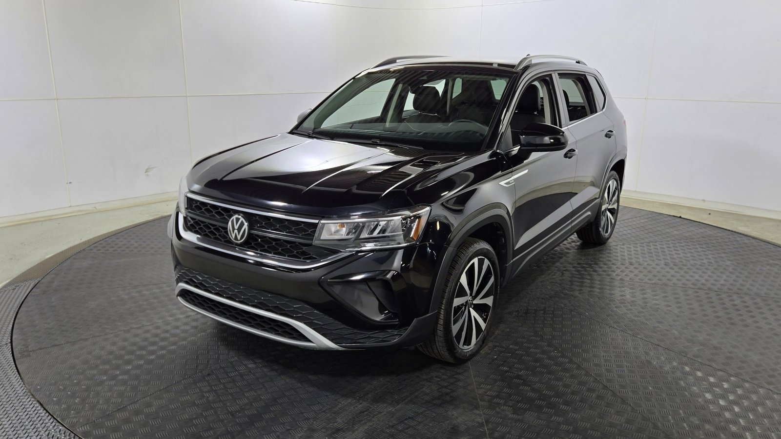 Used 2024 Volkswagen Taos SE image 3
