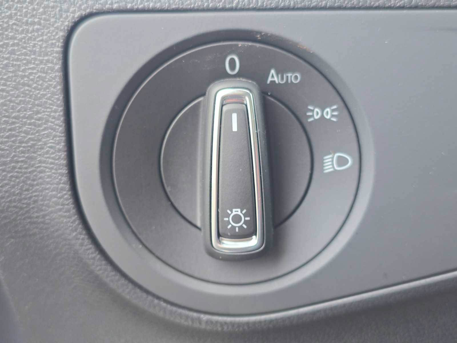 Used 2023 Volkswagen Tiguan SE R-Line image 28