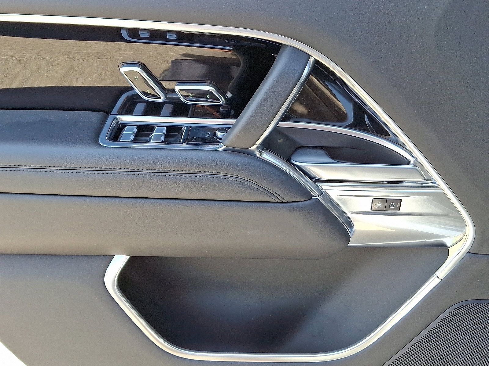 Certified 2024 Land Rover Range Rover Long Wheelbase SE image 13