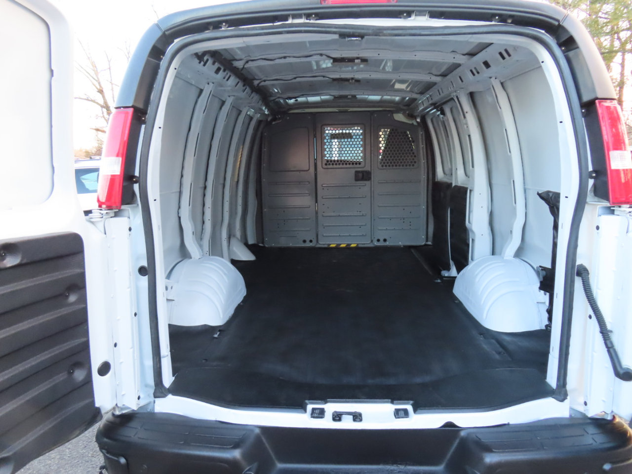 Used 2021 Chevrolet Express 2500 w/ Driver Convenience Package image 12