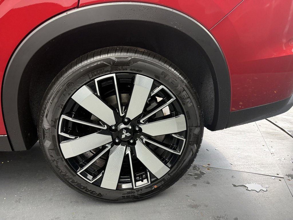 New 2025 Mitsubishi Outlander SE image 11