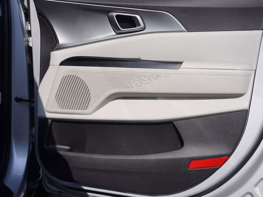 Used 2023 Kia Carnival LX image 24