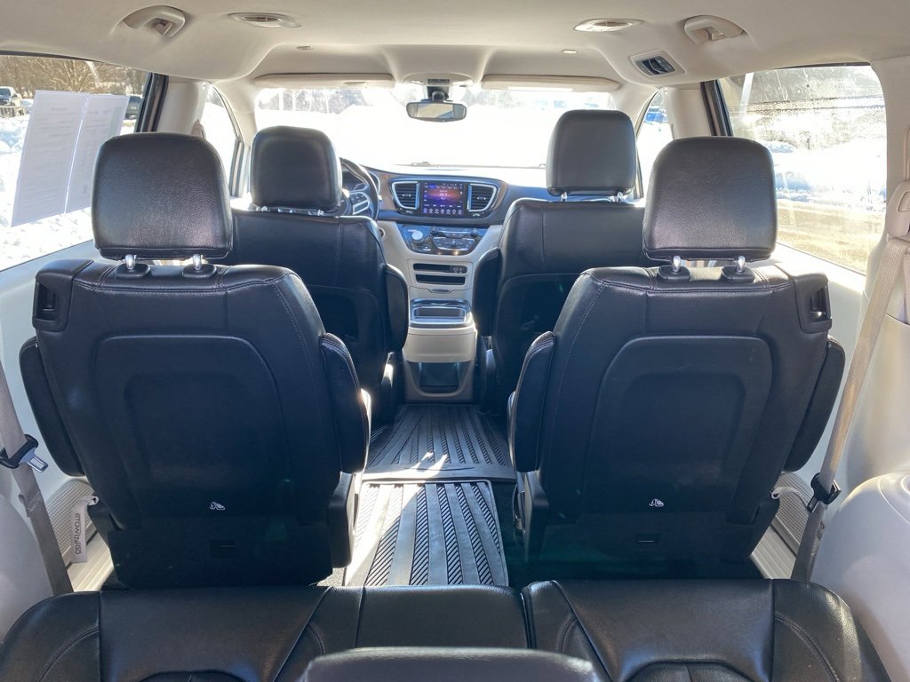 Used 2017 Chrysler Pacifica Touring-L image 19