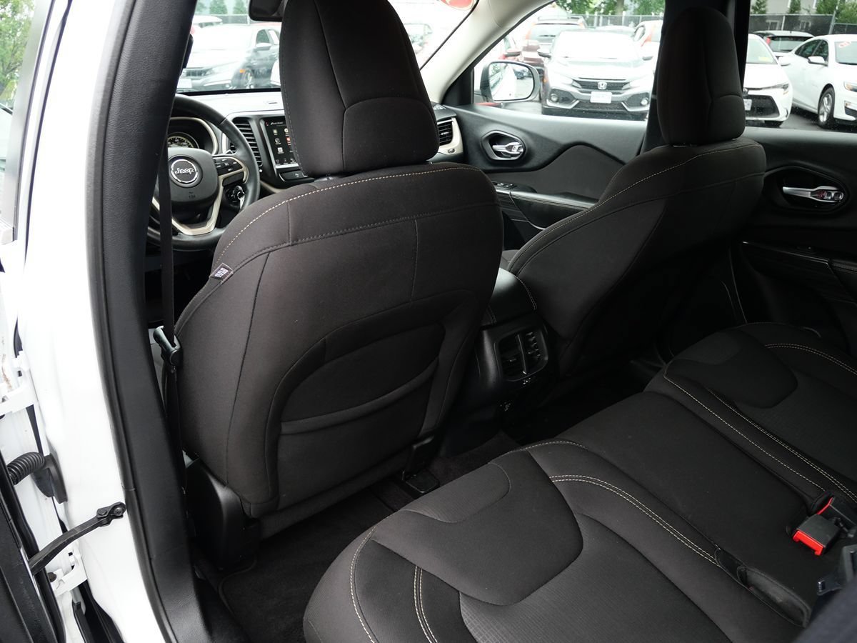 Used 2016 Jeep Cherokee Latitude w/ Safety/Convenience Group AWD/4WD image 23
