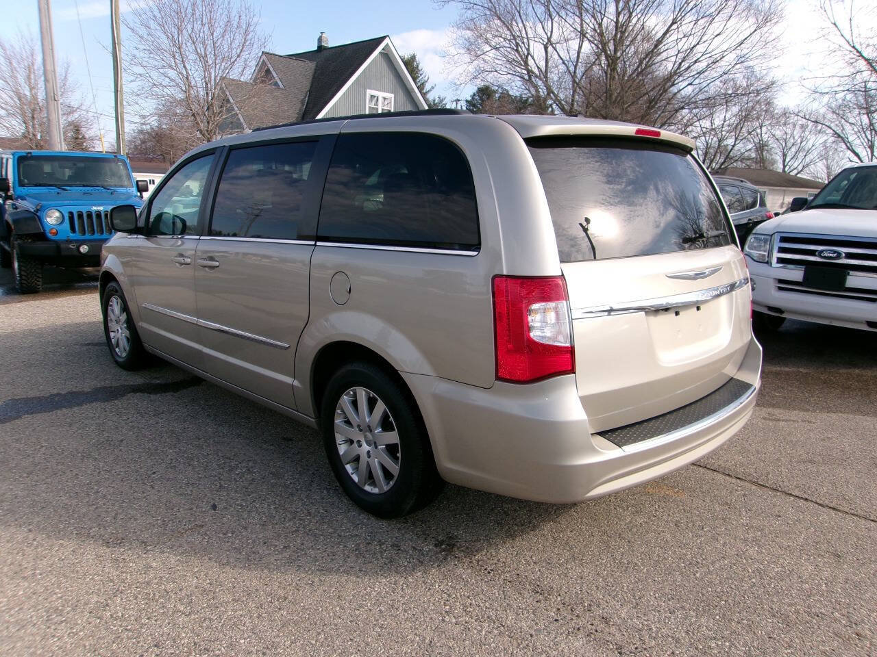 Used 2016 Chrysler Town & Country Touring FWD image 5