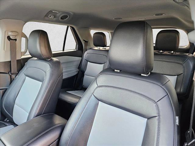 Used 2023 Ford Explorer XLT w/ Equipment Group 202A RWD image 9