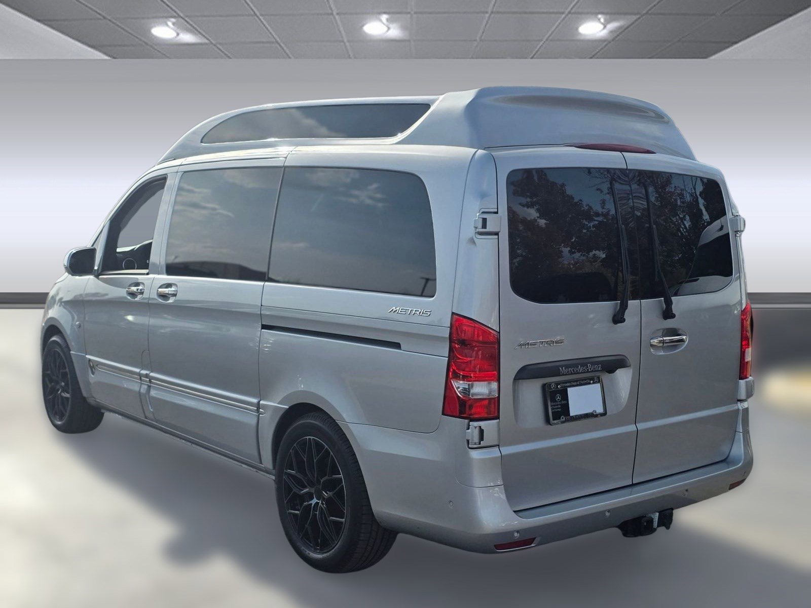Used 2018 Mercedes-Benz Metris Passenger image 3