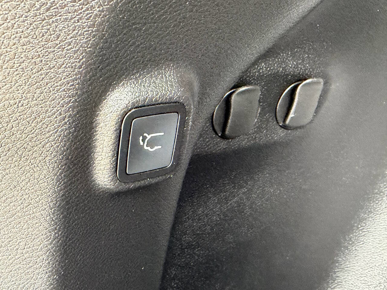 Used 2021 Jeep Cherokee Limited image 32