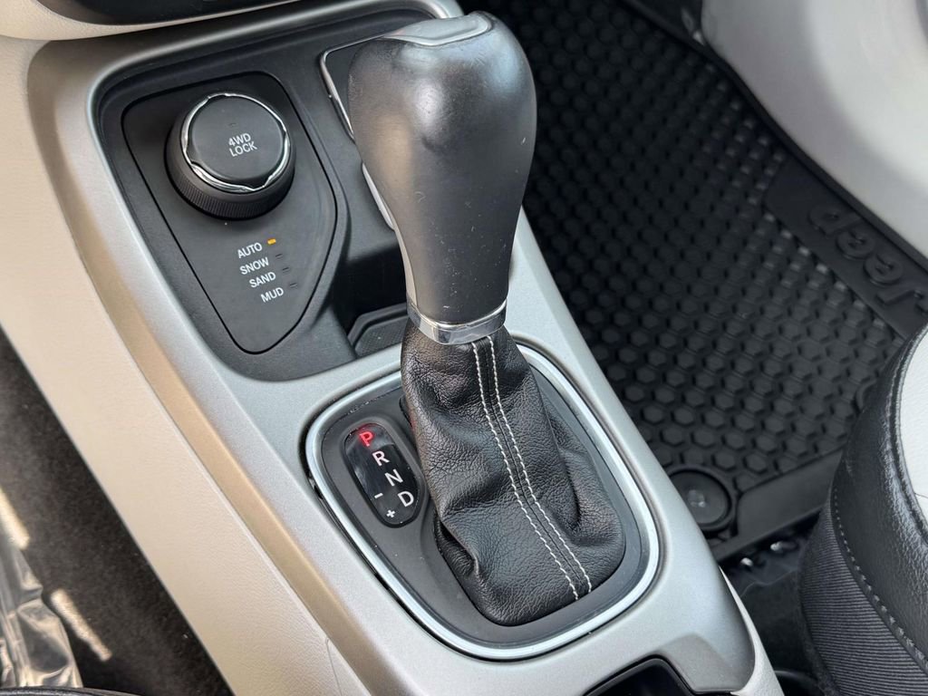 Used 2018 Jeep Compass Latitude w/ Cold Weather Group AWD/4WD image 21