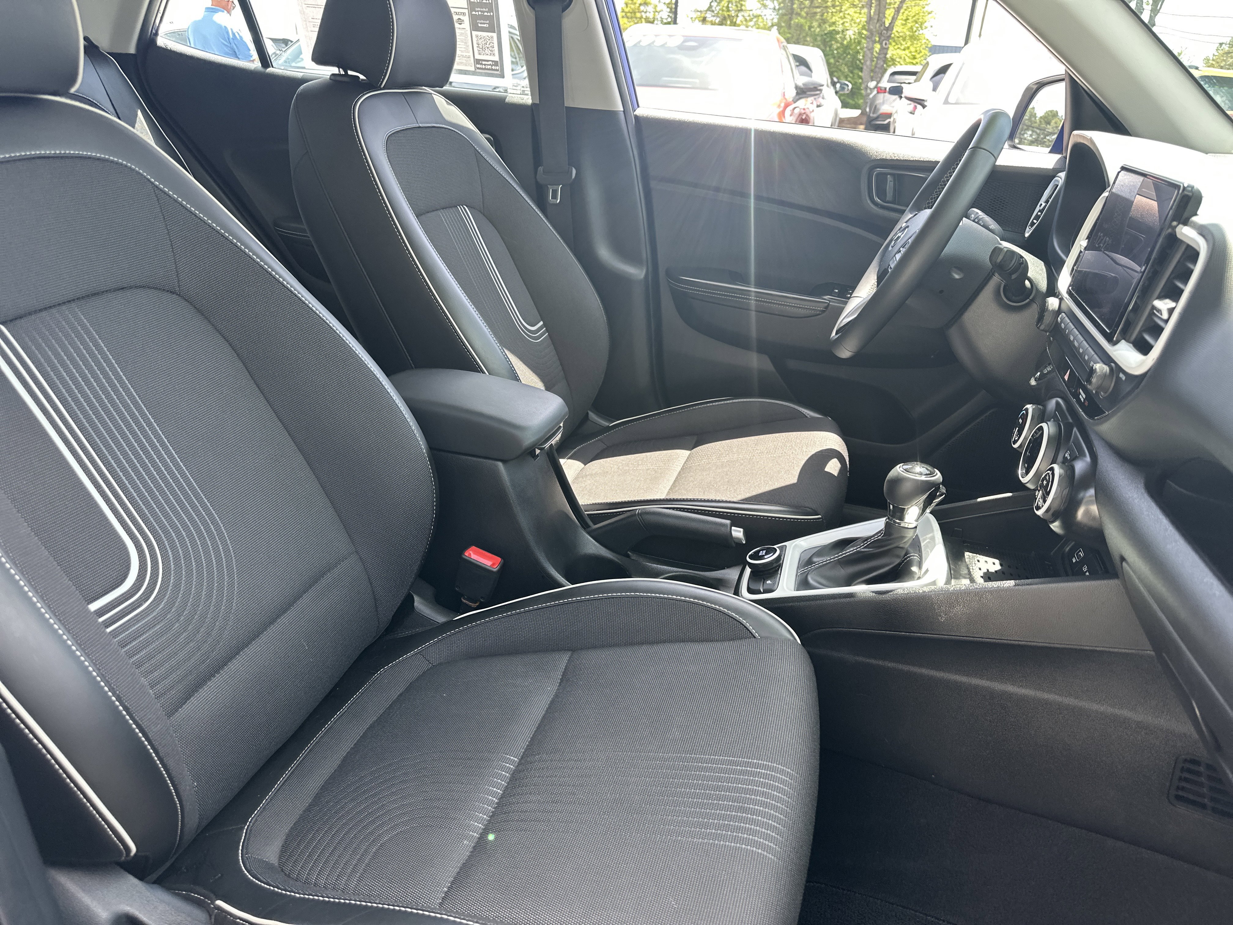 Used 2023 Hyundai Venue Limited image 6