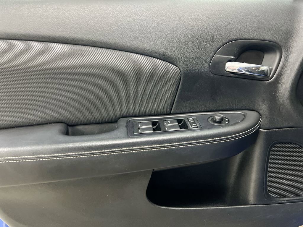 Used 2013 Dodge Avenger SE image 19