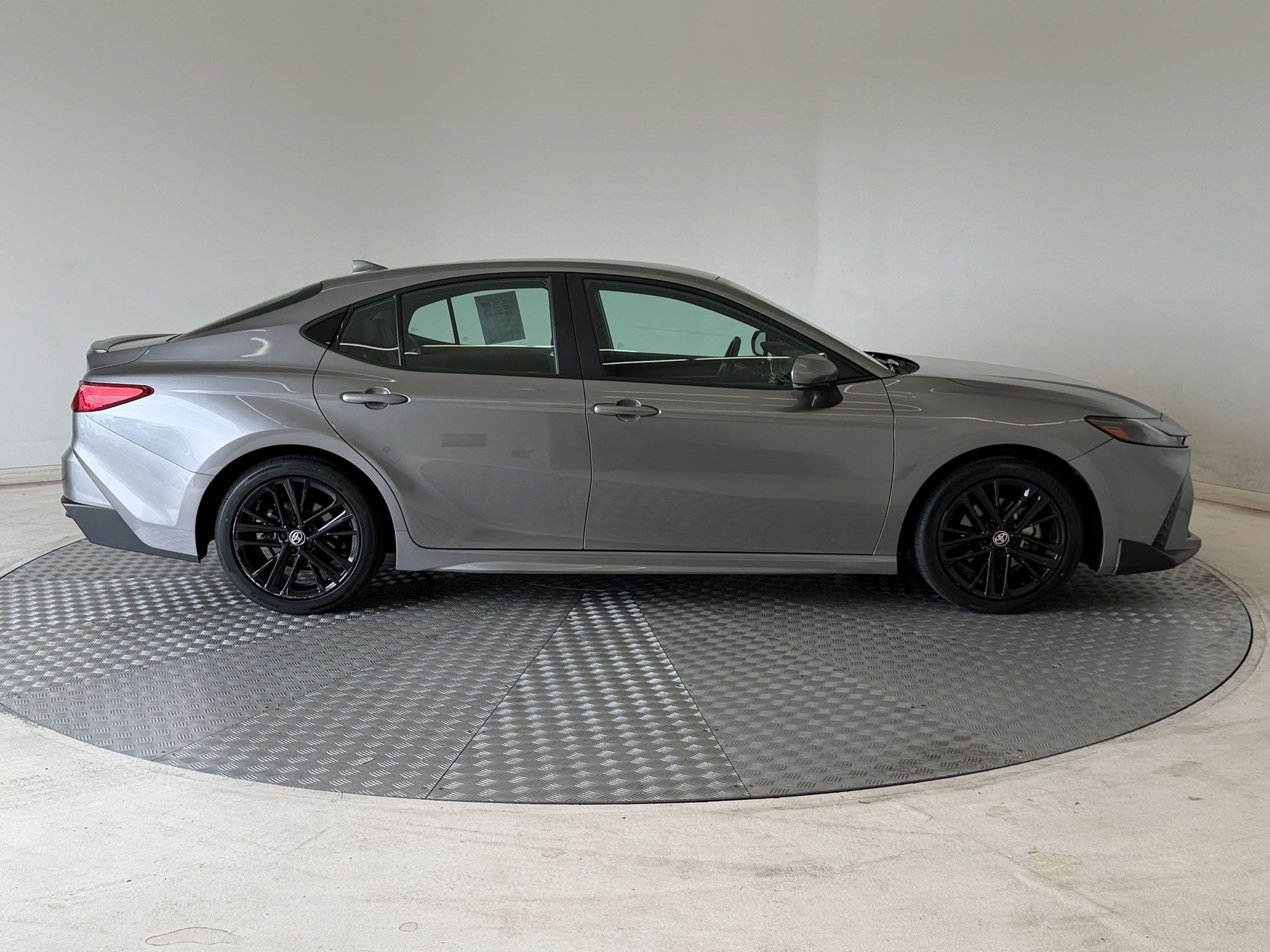 Used 2025 Toyota Camry SE FWD image 8