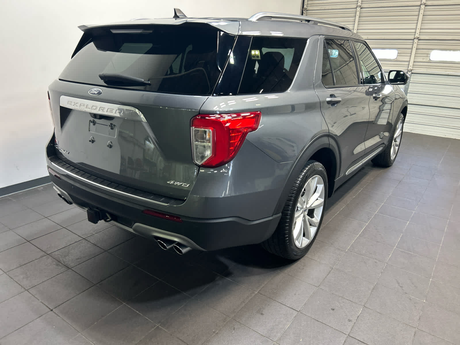 Used 2023 Ford Explorer Platinum w/ Technology Package AWD/4WD image 3