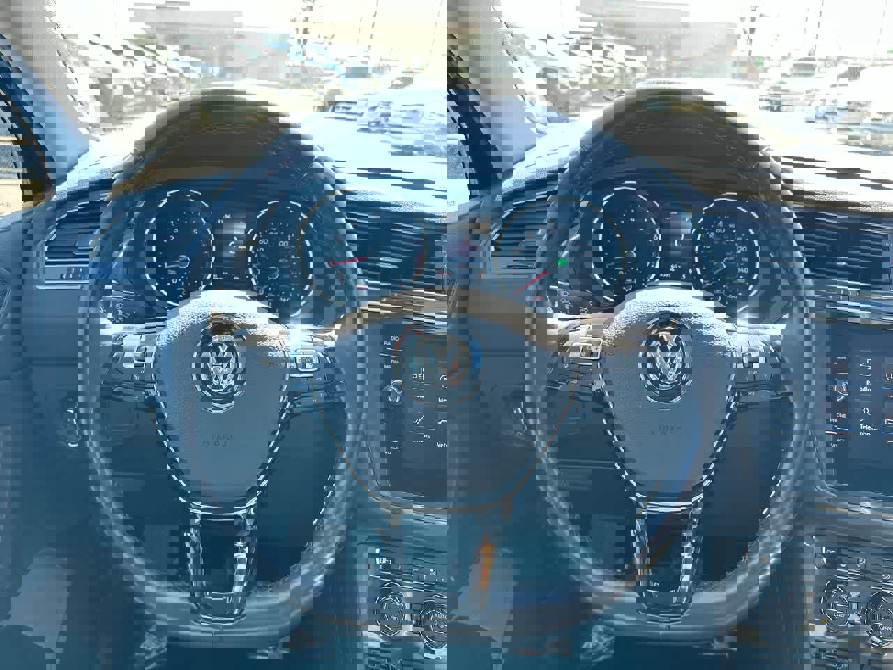 Used 2019 Volkswagen Tiguan SE w/ Panoramic Sunroof Package image 28