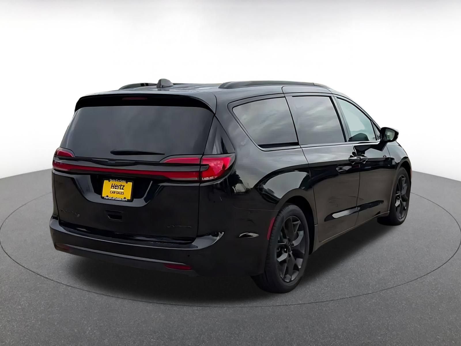 Used 2025 Chrysler Pacifica Limited FWD image 13