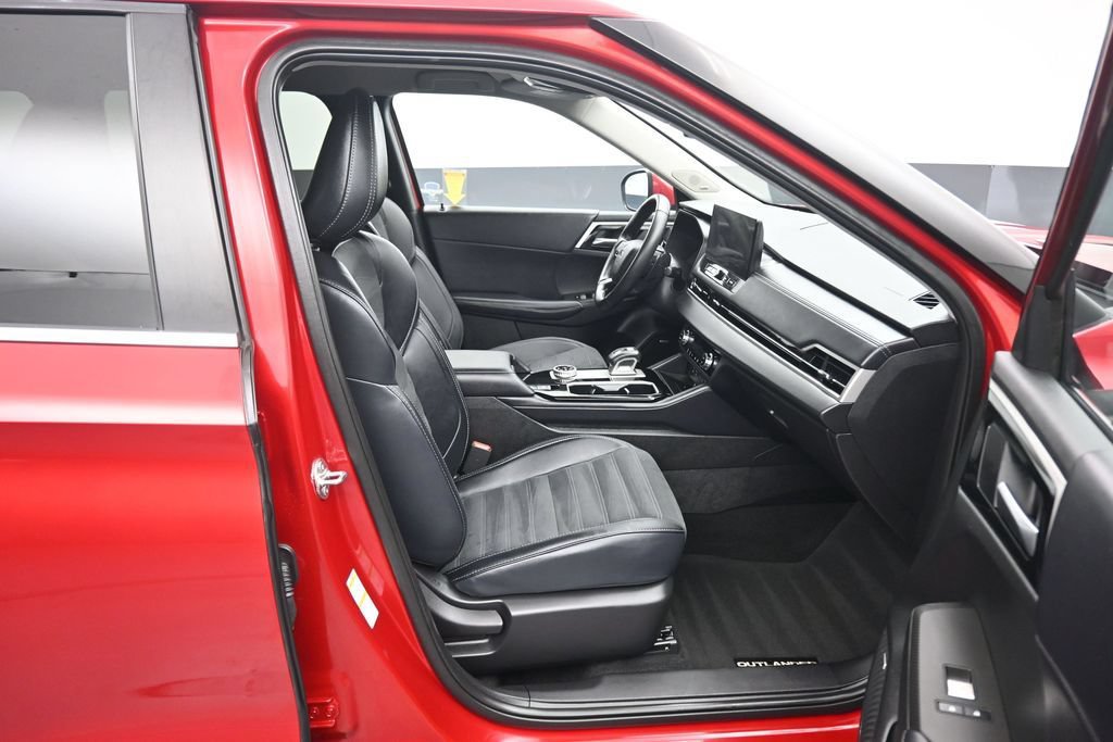 Used 2025 Mitsubishi Outlander AWD image 52