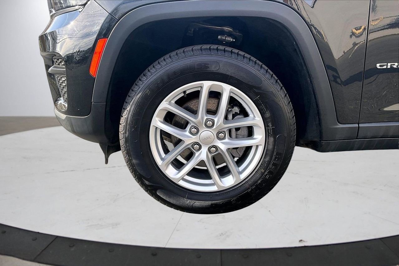 Certified 2023 Jeep Grand Cherokee Laredo X image 34