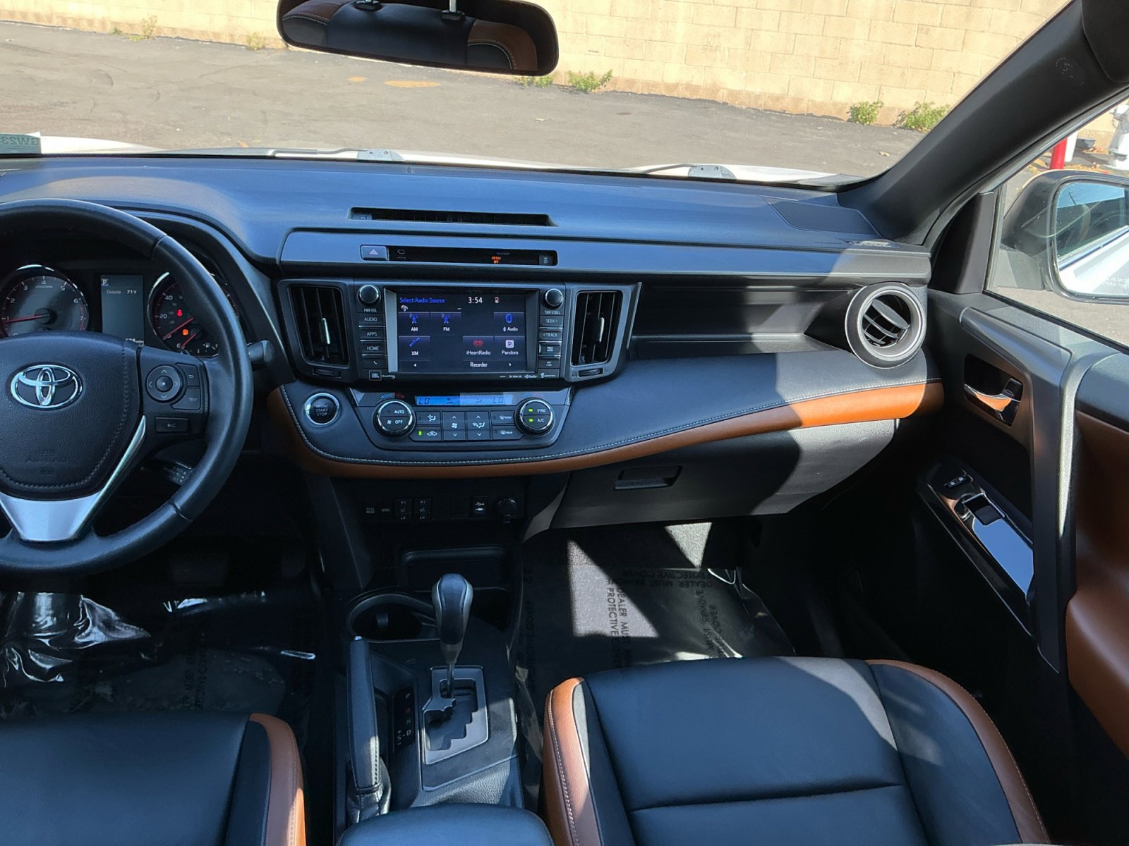Used 2016 Toyota RAV4 SE w/ Advanced Technology Package image 16