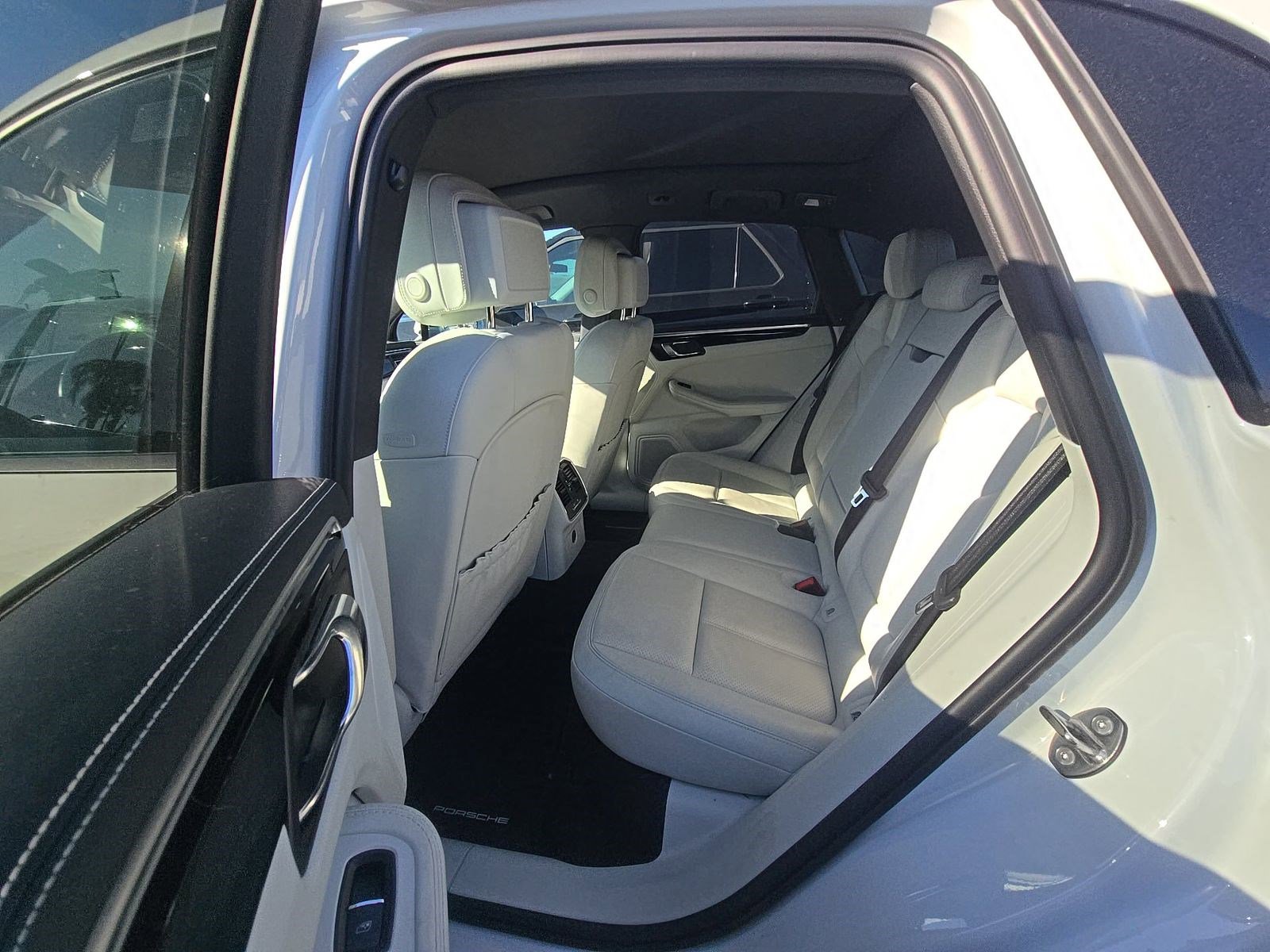 Used 2023 Porsche Macan AWD/4WD image 16