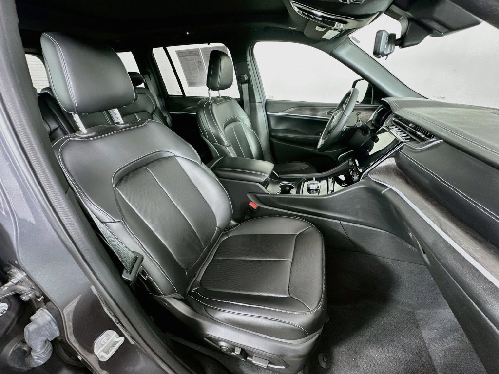 Used 2025 Jeep Grand Cherokee Limited w/ Luxury Tech Group II AWD/4WD image 37