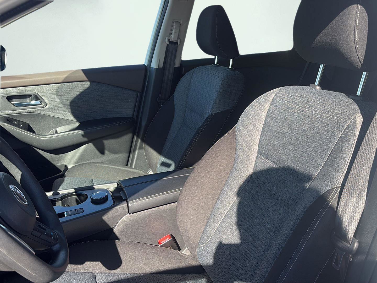 Used 2023 Nissan Rogue SV image 14