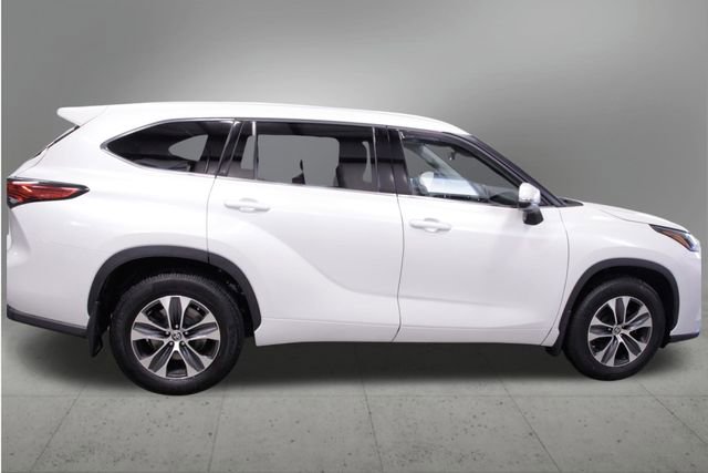 Used 2022 Toyota Highlander XLE AWD/4WD image 6