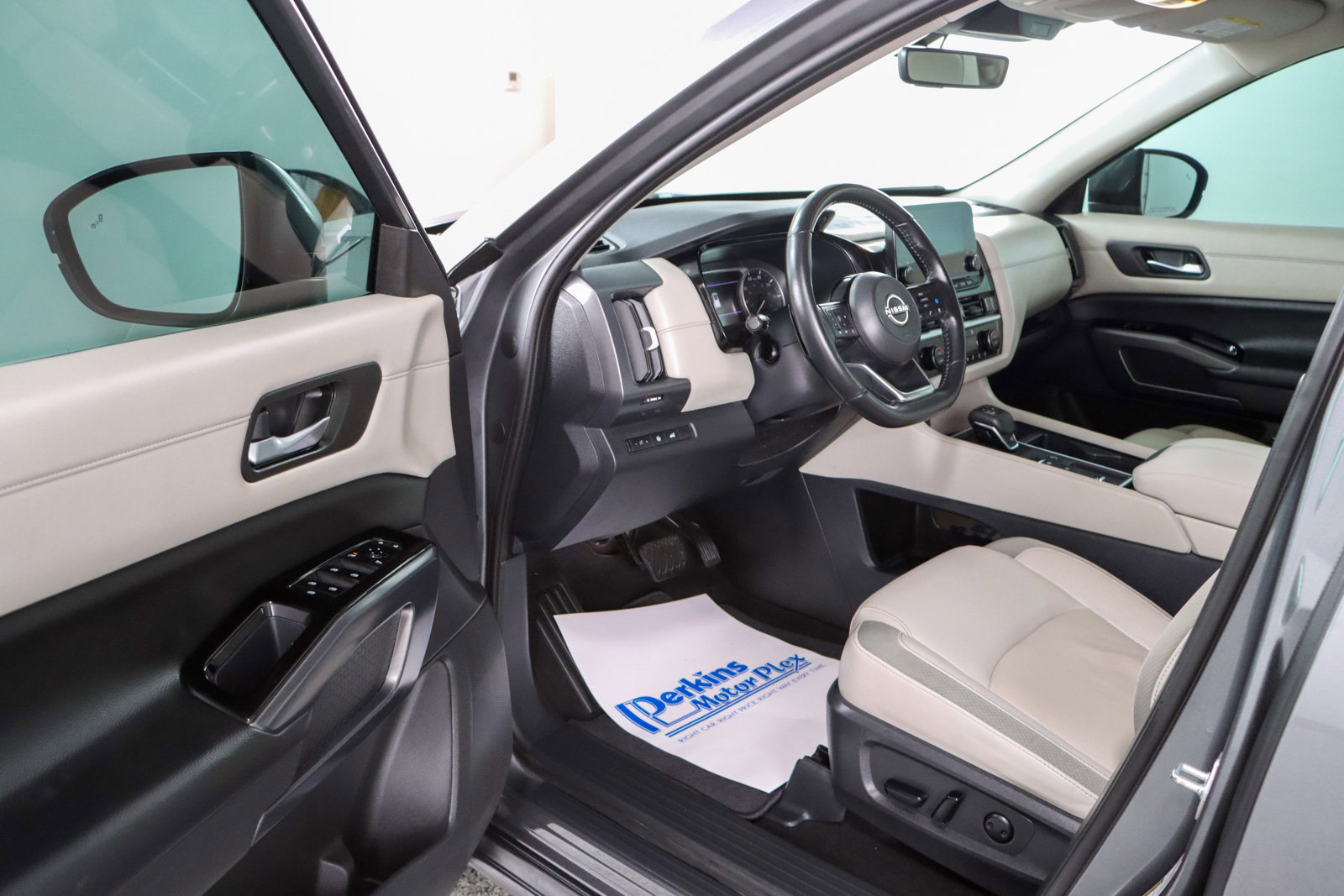 Used 2023 Nissan Pathfinder SL image 3