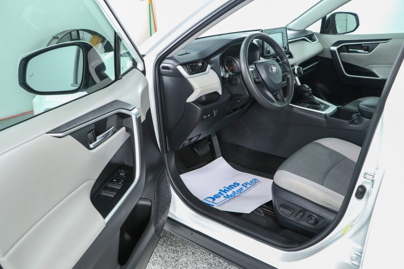 Used 2022 Toyota RAV4 XLE FWD image 3