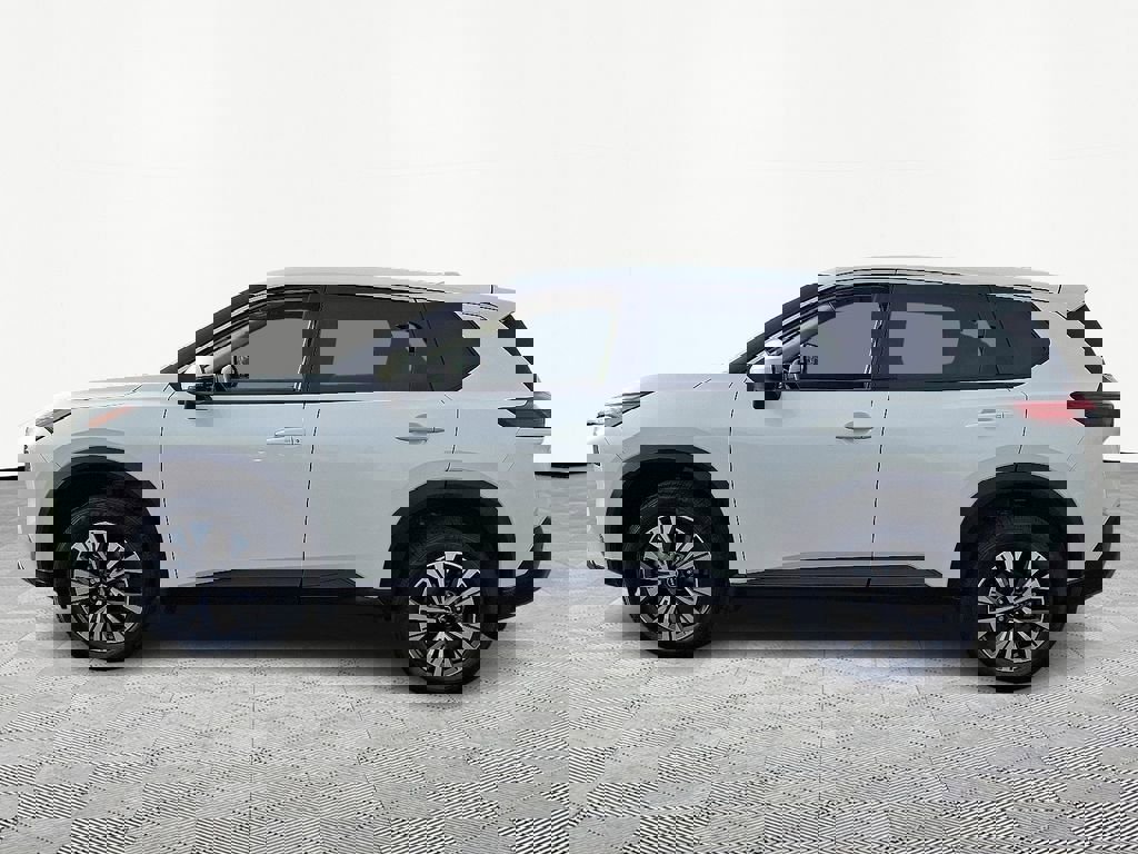 Used 2023 Nissan Rogue SV image 4