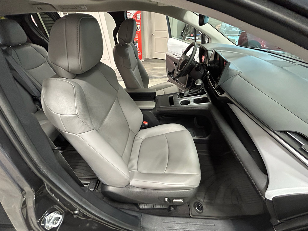 Used 2025 Toyota Sienna XLE FWD image 40