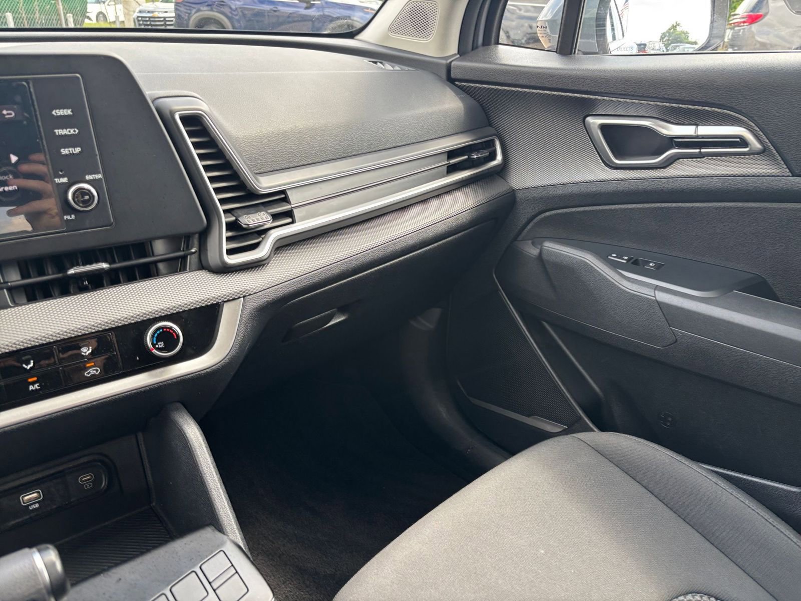 Used 2025 Kia Sportage LX image 34