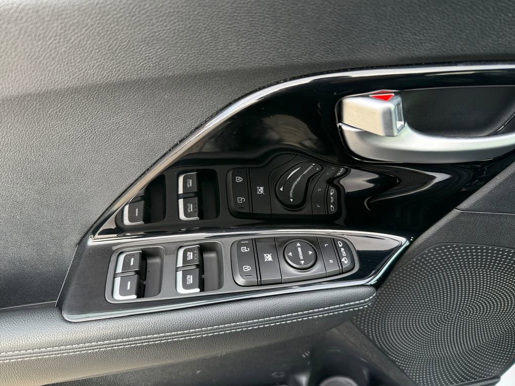 Used 2018 Kia Niro EX image 11