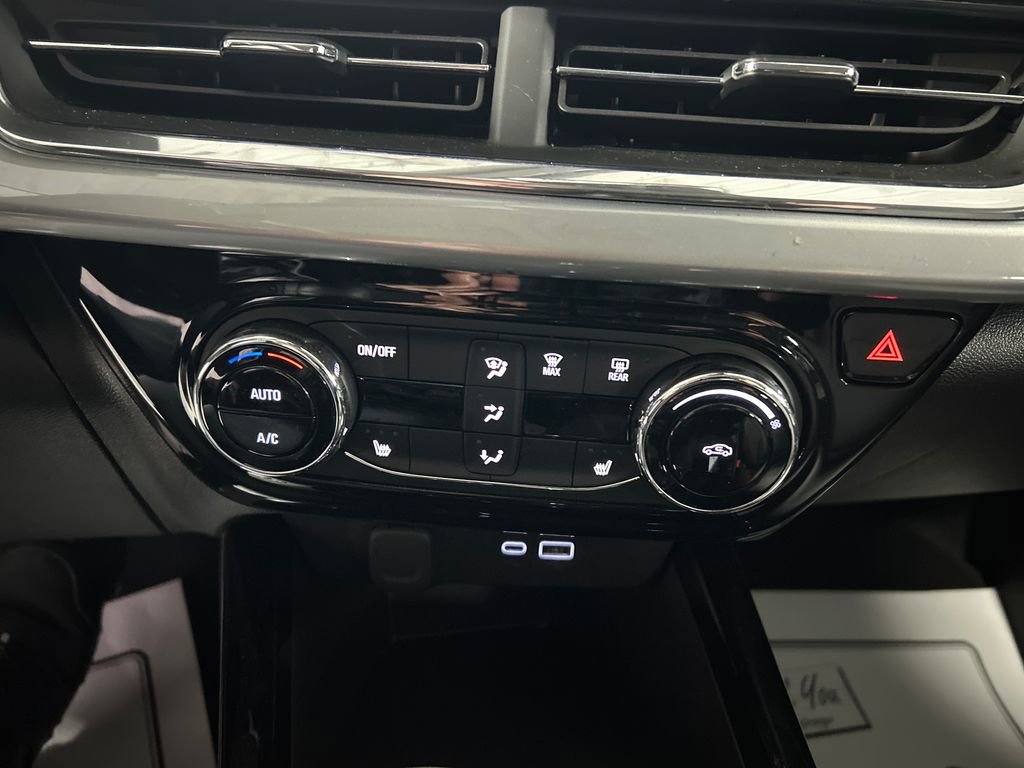 Used 2025 Chevrolet Trax LT w/ LT Convenience Package FWD image 19