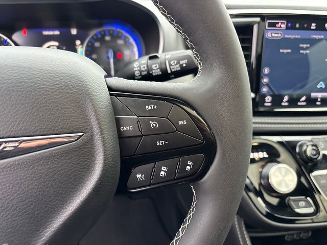 Used 2025 Chrysler Pacifica Limited FWD image 19