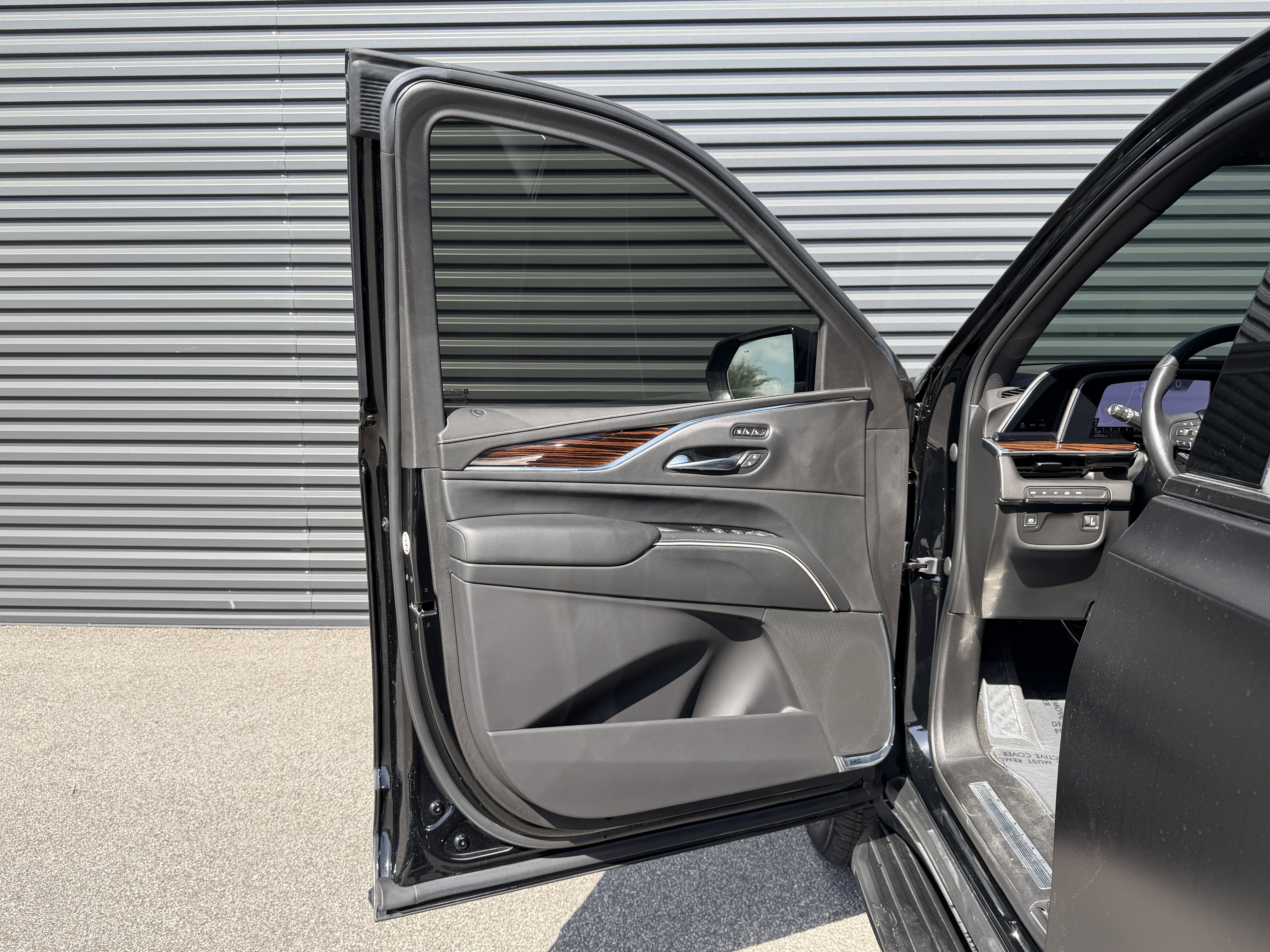 Used 2023 Cadillac Escalade Premium Luxury image 22