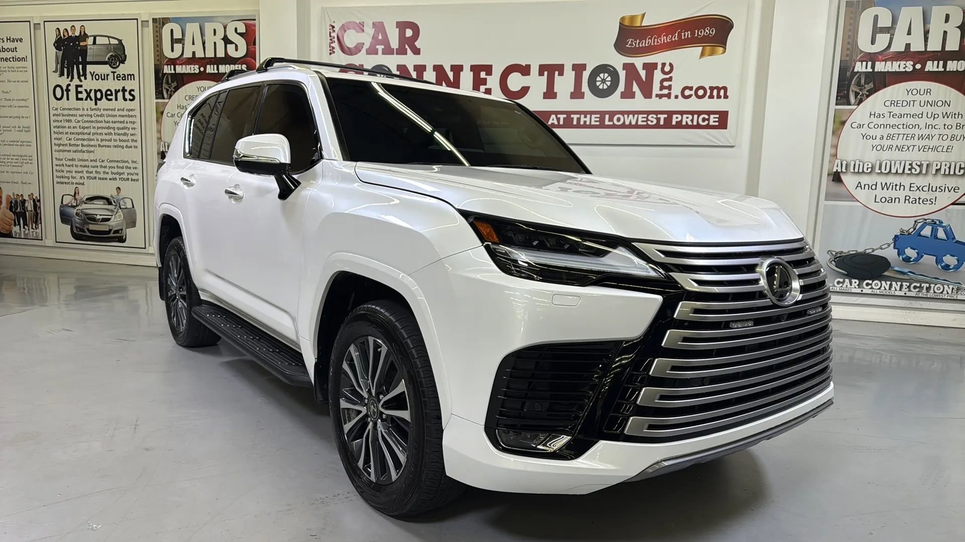 Used 2022 Lexus LX 600 4WD w/ Premium Package image 2