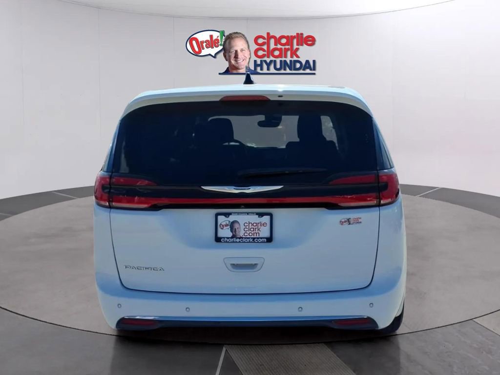 Used 2023 Chrysler Pacifica Touring-L image 4
