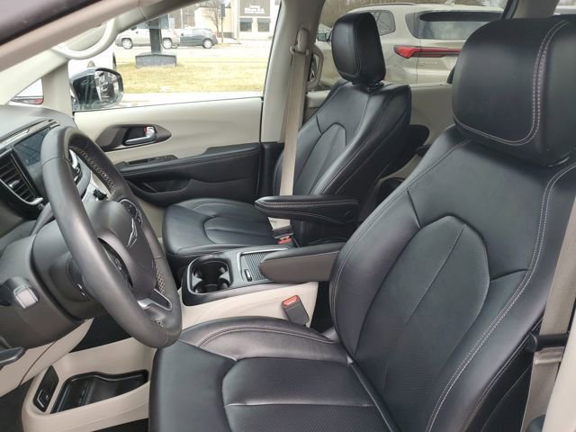 Used 2024 Chrysler Pacifica Touring-L image 7