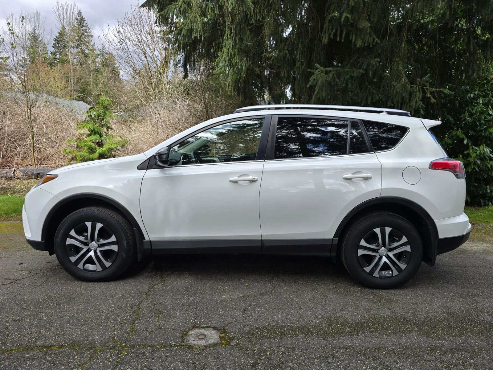 Used 2016 Toyota RAV4 LE AWD/4WD image 2