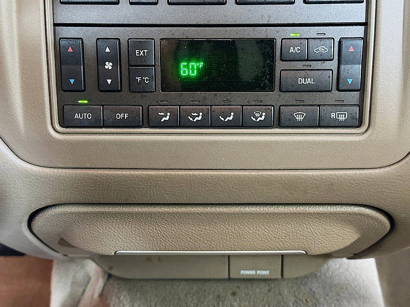 Used 2004 Lincoln Town Car Signature RWD image 15