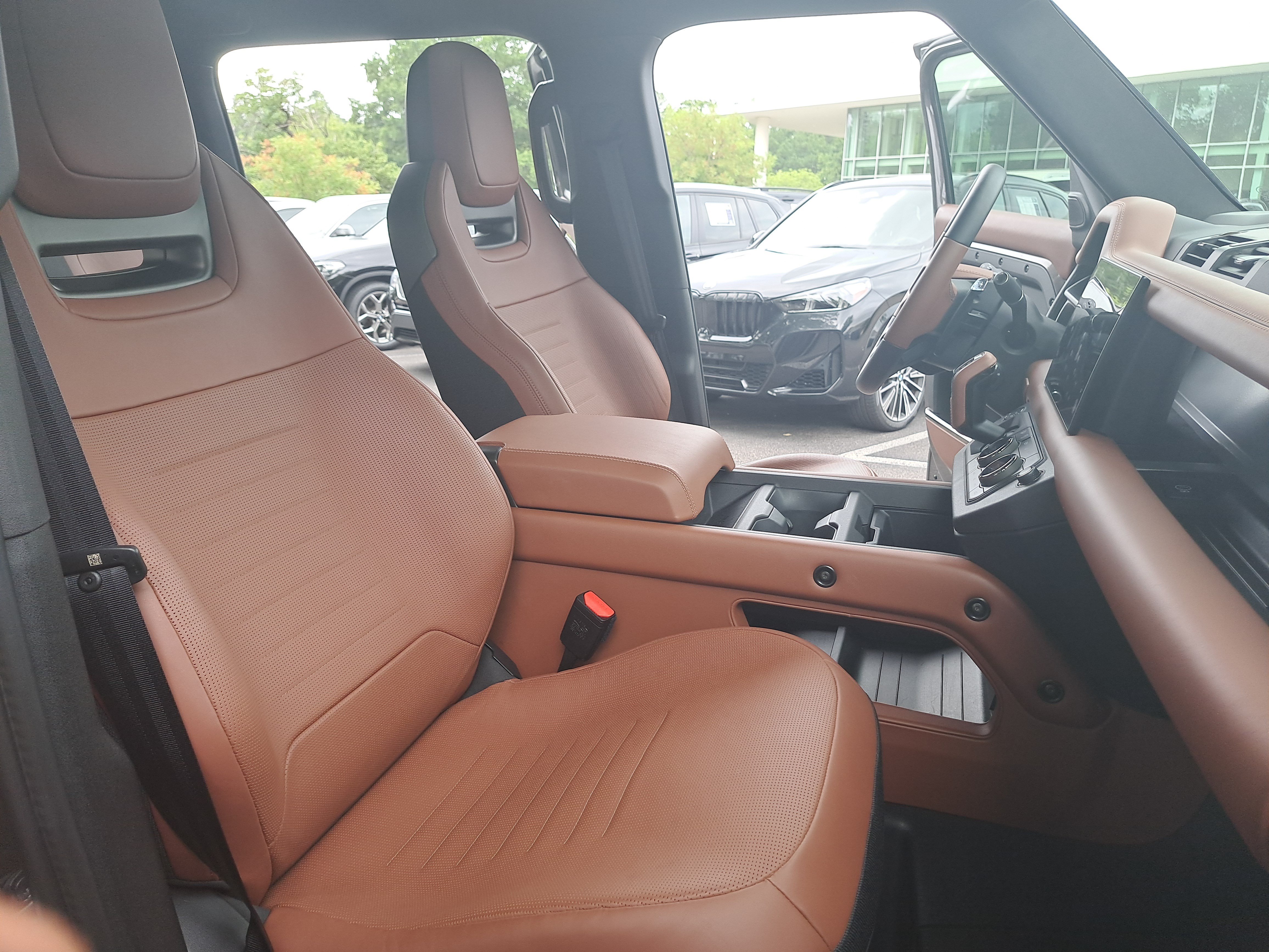 Used 2025 Land Rover Defender 110 AWD/4WD image 10