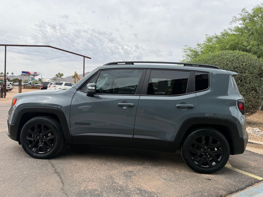 Used 2017 Jeep Renegade Altitude FWD image 3