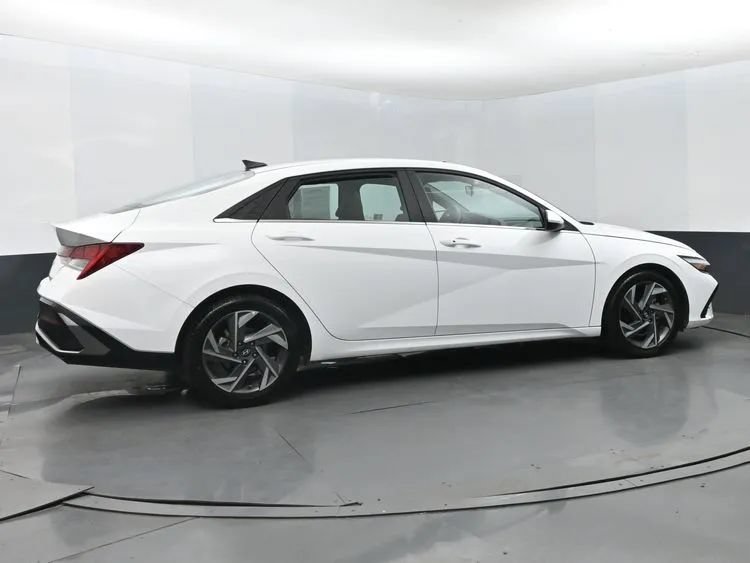 Used 2025 Hyundai Elantra SEL FWD image 2
