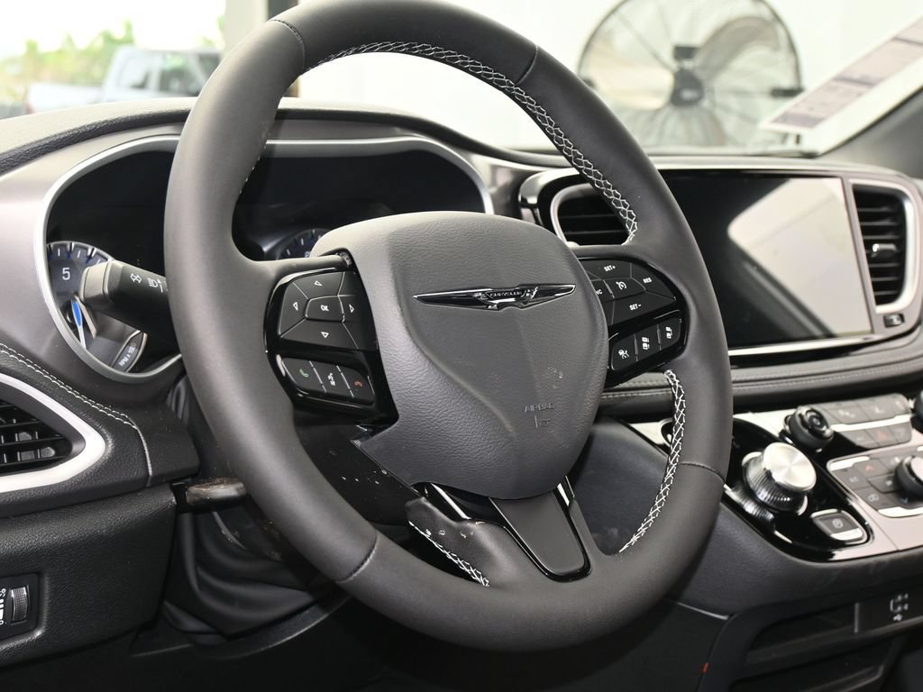 New 2026 Chrysler Pacifica Select w/ S Appearance Package FWD image 13