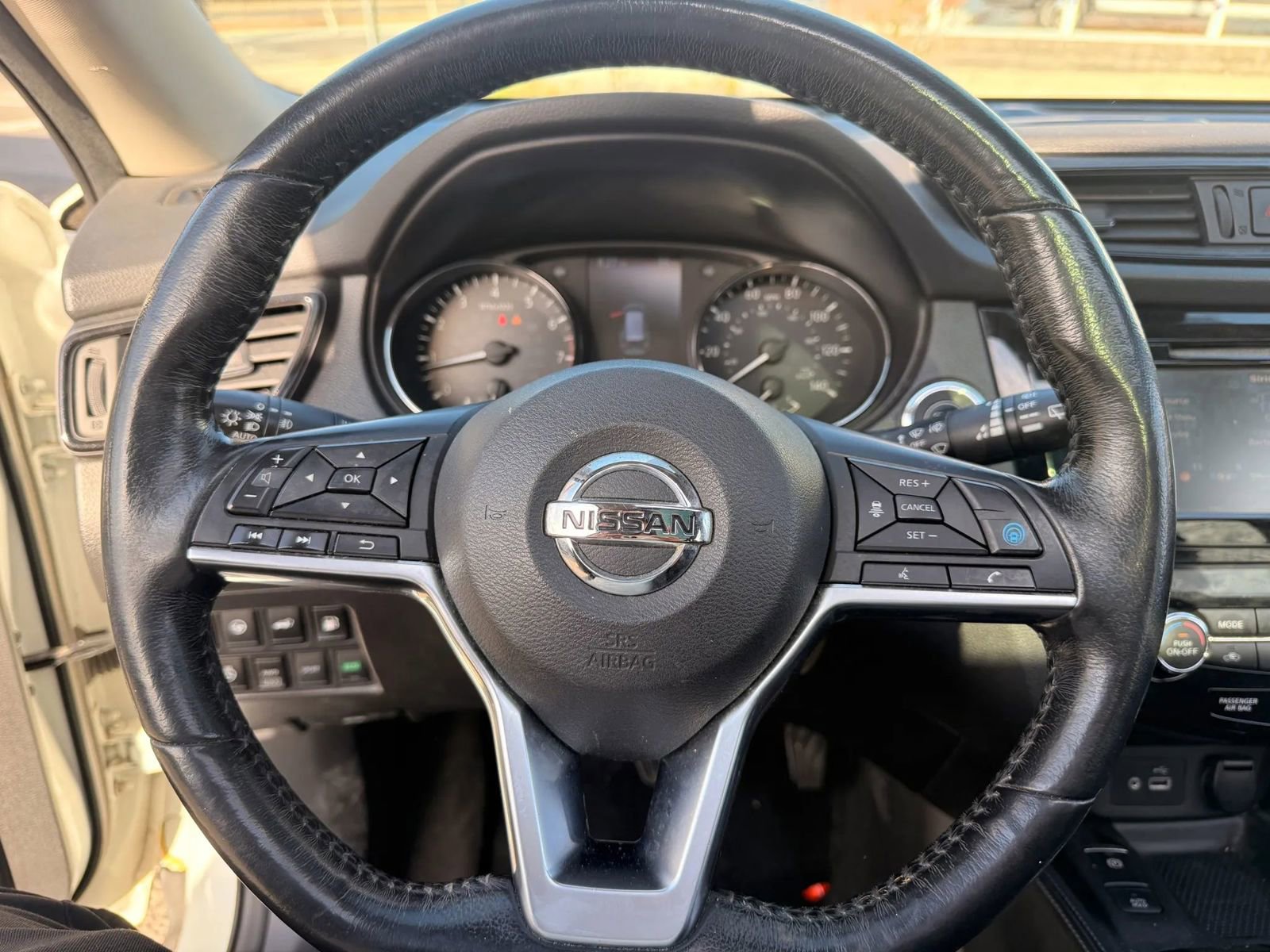 Used 2018 Nissan Rogue SL w/ Premium Package image 16