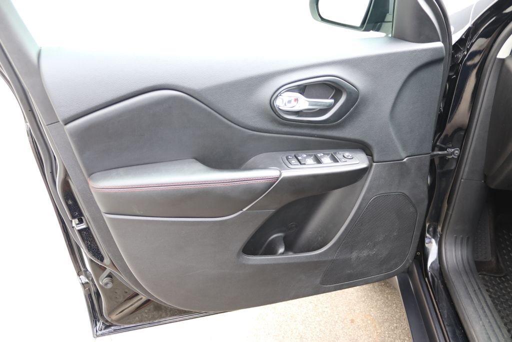 Used 2021 Jeep Cherokee Trailhawk AWD/4WD image 24