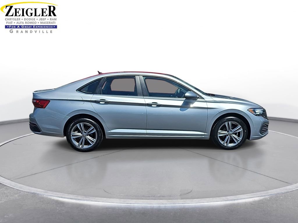 Used 2024 Volkswagen Jetta SE FWD image 4