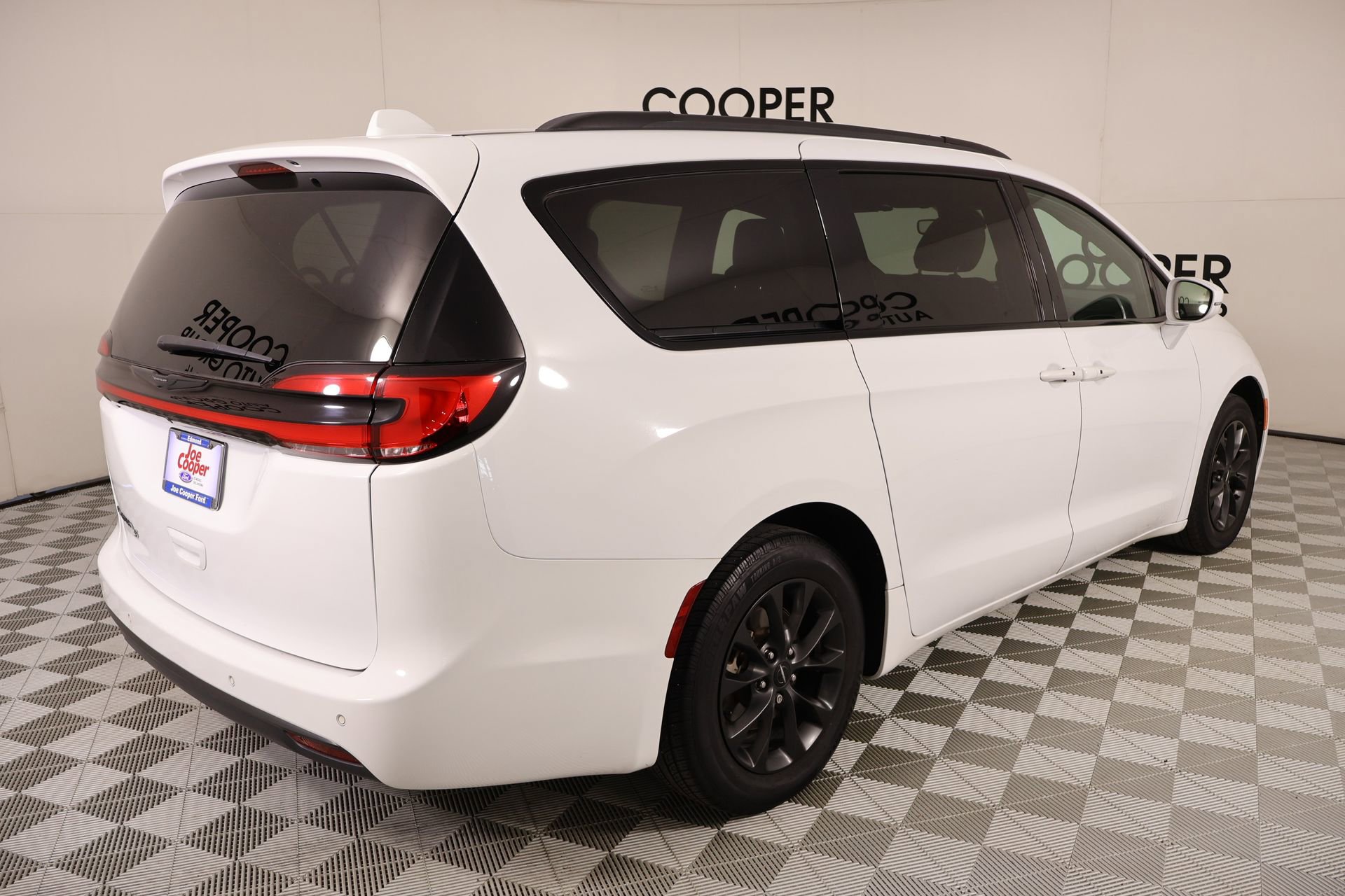 Used 2021 Chrysler Pacifica Touring w/ S Appearance Package image 21